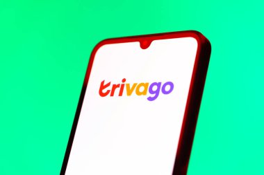 Prag, Çek Cumhuriyeti - 10 21 2024: Trivago logosunu gösteren akıllı telefon.