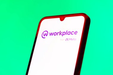 Prag, Çek Cumhuriyeti - 10 21 2024: Yüzeyde İşyeri logosunu gösteren akıllı telefon.