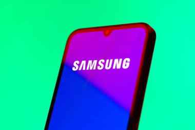 Prag, Çek Cumhuriyeti - 10 21 2024: Samsung logosunu gösteren akıllı telefon.
