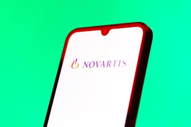 Prag, Çek Cumhuriyeti - 10 21 2024: Novartis logosunu gösteren akıllı telefon.