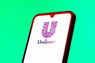 Prag, Çek Cumhuriyeti - 10 21 2024: Yüzeyde Unilever logosu gösteren akıllı telefon.