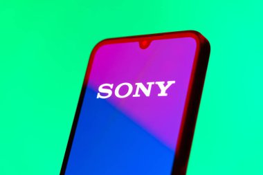 Prag, Çek Cumhuriyeti - 10 21 2024: Sony logosunu gösteren akıllı telefon.
