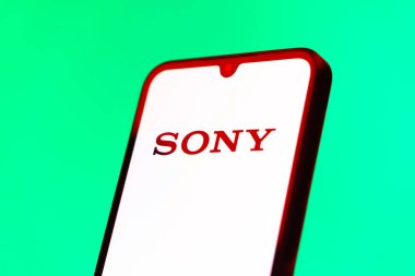 Prag, Çek Cumhuriyeti - 10 21 2024: Sony logosunu gösteren akıllı telefon.