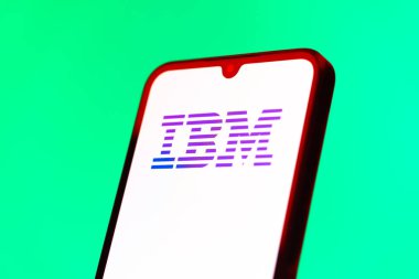 Prag, Çek Cumhuriyeti - 10 21 2024: IBM logosunu gösteren akıllı telefon.
