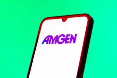 Prag, Çek Cumhuriyeti - 10 21 2024: Amgen logosunu gösteren akıllı telefon.