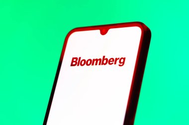 Prag, Çek Cumhuriyeti - 10 21 2024: Bloomberg logosunu gösteren akıllı telefon.