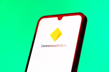 Prag, Çek Cumhuriyeti - 10 21 2024: Commonwealth Bank logosunu gösteren akıllı telefon.