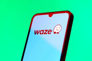 Prag, Çek Cumhuriyeti - 10 21 2024: Waze logosunu gösteren akıllı telefon.