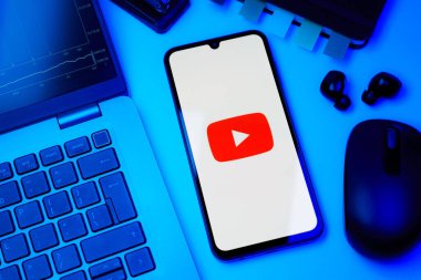Prag, Çek Cumhuriyeti - 10 21 2024: Youtube logosunu gösteren akıllı telefon.