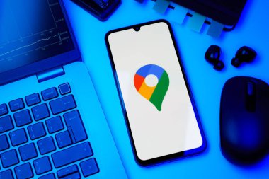 Prag, Çek Cumhuriyeti - 10 21 2024: Google Maps logosunu gösteren akıllı telefon.
