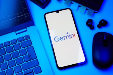 Prag, Çek Cumhuriyeti - 10 21 2024: Gemini logosunu gösteren akıllı telefon.