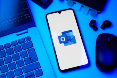 Prag, Çek Cumhuriyeti - 10 21 2024: Outlook logosunu gösteren akıllı telefon.