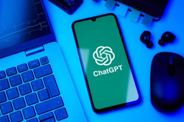 Prag, Çek Cumhuriyeti - 10 21 2024: ChatGPT logosunu gösteren akıllı telefon.