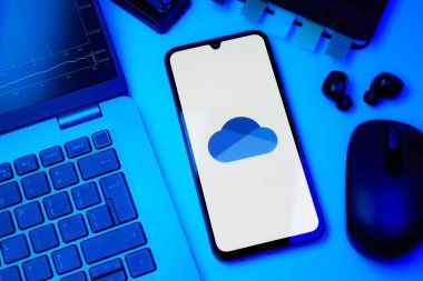 Prag, Çek Cumhuriyeti - 10 21 2024: Yüzeyde OneDrive logosu gösteren akıllı telefon.