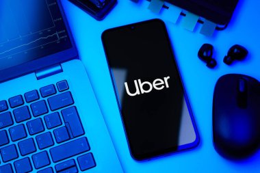 Prag, Çek Cumhuriyeti - 10 21 2024: Uber logosunu gösteren akıllı telefon.