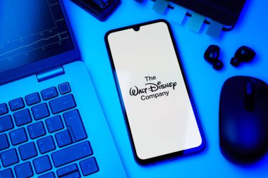 Prag, Çek Cumhuriyeti - 10 21 2024: Walt Disney logosunu gösteren akıllı telefon.