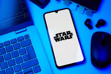 Prag, Çek Cumhuriyeti - 10 21 2024: Yıldız Savaşları logosunu gösteren akıllı telefon.