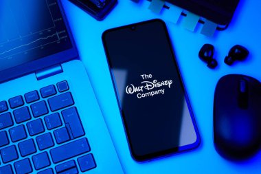 Prag, Çek Cumhuriyeti - 10 21 2024: Walt Disney logosunu gösteren akıllı telefon.