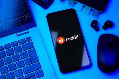 Prag, Çek Cumhuriyeti - 10 21 2024: Reddit logosunu gösteren akıllı telefon.