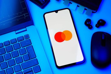 Prag, Çek Cumhuriyeti - 10 21 2024: Mastercard logosunu gösteren akıllı telefon.