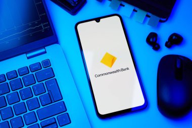 Prag, Çek Cumhuriyeti - 10 21 2024: Commonwealth Bank logosunu gösteren akıllı telefon.