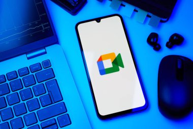 Prag, Çek Cumhuriyeti - 10 21 2024: Google Meet logosunu gösteren akıllı telefon.
