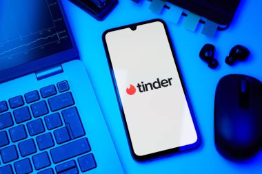 Prag, Çek Cumhuriyeti - 10 21 2024: Tinder logosunu gösteren akıllı telefon.