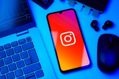 Prag, Çek Cumhuriyeti - 10 21 2024: Instagram logosu gösteren akıllı telefon.