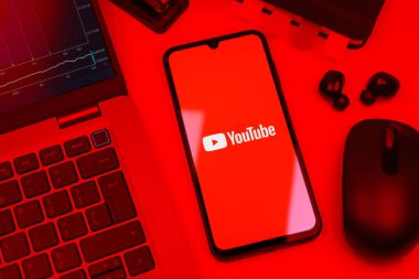 Prag, Çek Cumhuriyeti - 10 21 2024: Youtube logosunu gösteren akıllı telefon.