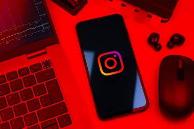 Prag, Çek Cumhuriyeti - 10 21 2024: Instagram logosu gösteren akıllı telefon.
