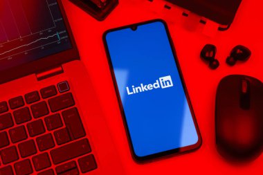 Prag, Çek Cumhuriyeti - 10 21 2024: Yüzeyde LinkedIn logosunu gösteren akıllı telefon.