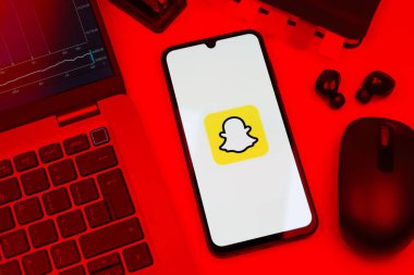 Prag, Çek Cumhuriyeti - 10 21 2024: Snapchat logosunu gösteren akıllı telefon.