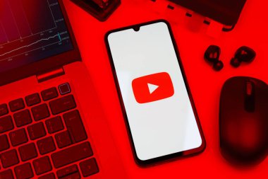 Prag, Çek Cumhuriyeti - 10 21 2024: Youtube logosunu gösteren akıllı telefon.