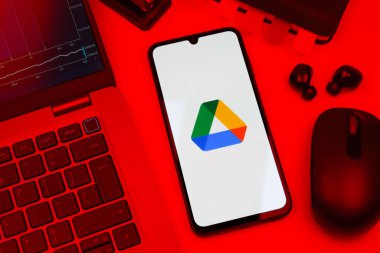 Prag, Çek Cumhuriyeti - 10 21 2024: Google Drive logosunu gösteren akıllı telefon.