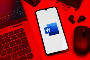 Prag, Çek Cumhuriyeti - 10 21 2024: Kelime logosunu gösteren akıllı telefon.