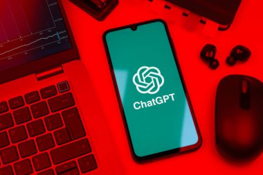 Prag, Çek Cumhuriyeti - 10 21 2024: ChatGPT logosunu gösteren akıllı telefon.