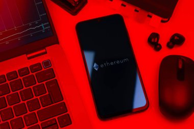 Prag, Çek Cumhuriyeti - 10 21 2024: Ethereum logosunu gösteren akıllı telefon.