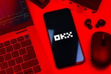 Prag, Çek Cumhuriyeti - 10 21 2024: Yüzeyde OKX logosu gösteren akıllı telefon.