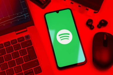 Prag, Çek Cumhuriyeti - 10 21 2024: Spotify logosunu gösteren akıllı telefon.