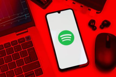 Prag, Çek Cumhuriyeti - 10 21 2024: Spotify logosunu gösteren akıllı telefon.