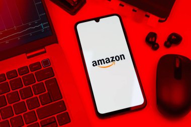 Prag, Çek Cumhuriyeti - 10 21 2024: Amazon logosunu gösteren akıllı telefon.