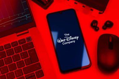Prag, Çek Cumhuriyeti - 10 21 2024: Walt Disney logosunu gösteren akıllı telefon.