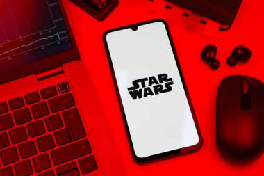Prag, Çek Cumhuriyeti - 10 21 2024: Yıldız Savaşları logosunu gösteren akıllı telefon.