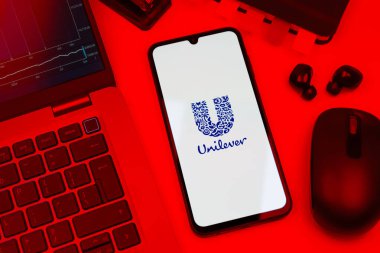 Prag, Çek Cumhuriyeti - 10 21 2024: Yüzeyde Unilever logosu gösteren akıllı telefon.