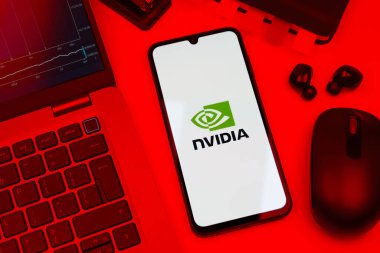 Prag, Çek Cumhuriyeti - 10 21 2024: NVIDIA logosunu gösteren akıllı telefon.