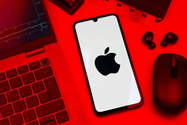 Prag, Çek Cumhuriyeti - 10 21 2024: Apple logosunu gösteren akıllı telefon.