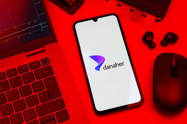 Prag, Çek Cumhuriyeti - 10 21 2024: Danaher logosunu gösteren akıllı telefon.