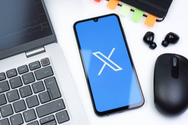 Prag, Çek Cumhuriyeti - 10 21 2024: X logosu gösteren akıllı telefon.