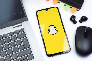 Prag, Çek Cumhuriyeti - 10 21 2024: Snapchat logosunu gösteren akıllı telefon.