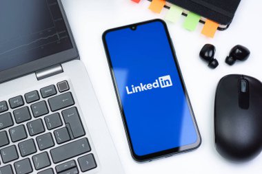 Prag, Çek Cumhuriyeti - 10 21 2024: Yüzeyde LinkedIn logosunu gösteren akıllı telefon.